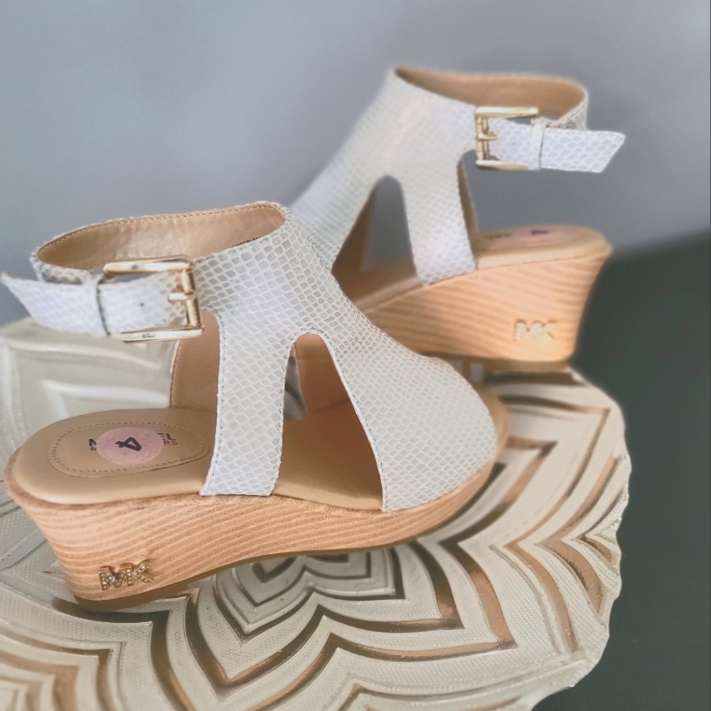 MK sandles size 4